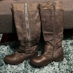 3/$15 Gray size 8 boots stephany super cute warm!